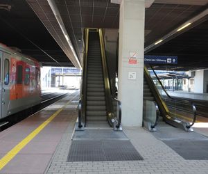 Niedziałające schody na dworcu w Poznaniu