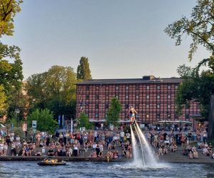 Tłumy bydgoszczan i turystów na Sterze na Bydgoszcz 2025. Emocji dostarczyły Wyścig butelkowy i popisy flyboardzistów [ZDJĘCIA]