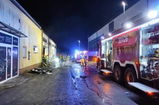 Pożar w Olsztynie. Akcja 40 strażaków w magazynie przy ul. Metalowej.