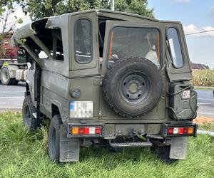 Wojskowe auto wylądowało na dachu. Ranny 34-latek