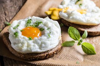 Cloud egg, czyli jajko na chmurce. Poznaj prosty trik, który zamieni zwykłe śniadanie w kulinarne arcydzieło