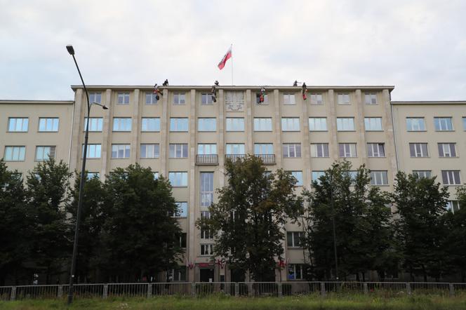 Aktywiści weszli na dach Ministerstwa