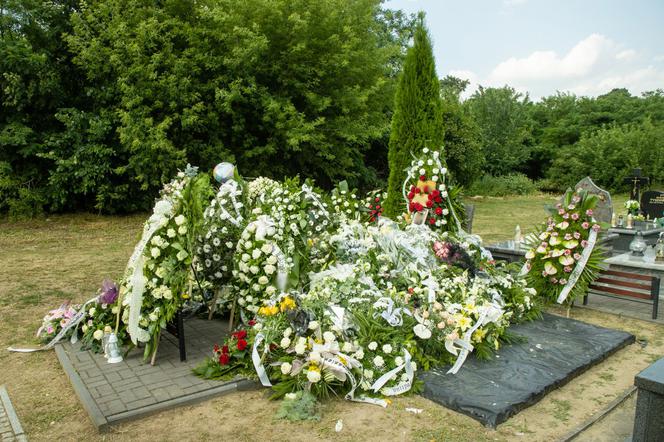 Aniołki spoczęły w grobach przy mamusiach. Morze kwiatów na cmentarzu w Brzozowie