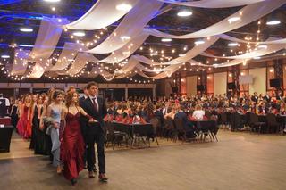 Studniówka w V Liceum Ogólnokształcącym w Krakowie. Tak bawili się uczniowie drugiej szkoły w Polsce! 