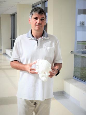 prof. Dawid Larysz z modelem czaszki pacjentki