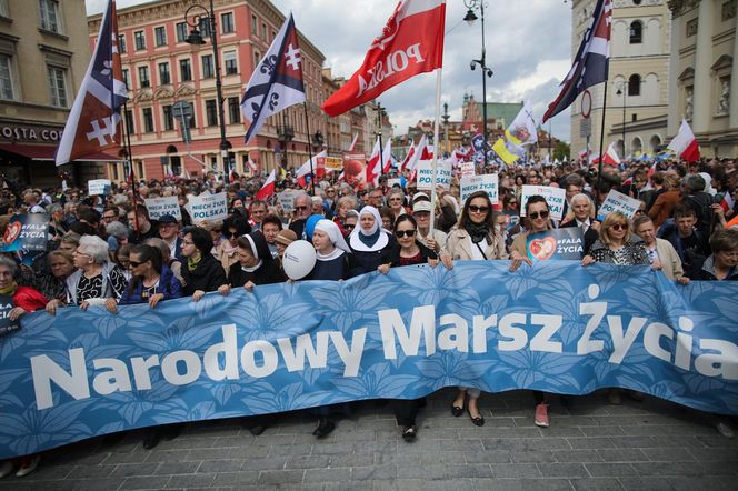 Tysiące ludzi wyszło na ulice Warszawy. Manifestujący wykrzykiwali hasła. Sprzeciwiają się atakom wymierzonym w małżeństwa