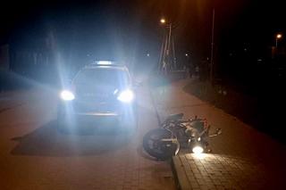 Pościg za motocyklistą w Suszu. Bez prawa jazdy, zasłoniętymi tablicami