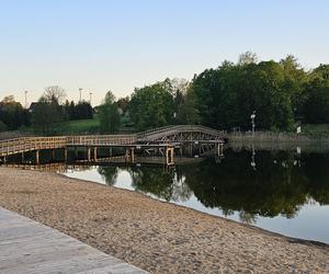 Zmodernizowana plaża na Mazurach przyciąga wielu turystów. Z jakich atrakcji można korzystać? Zobacz zdjęcia!