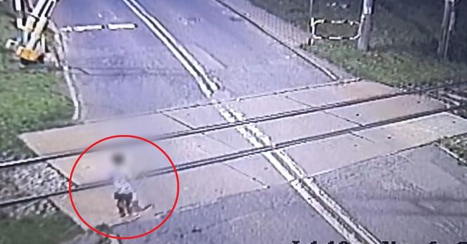 Mikołów: Policjanci w ostatniej chwili uratowali 6-latka. Chłopiec bawił się na torach 