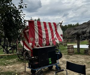 A oto kilka zdjęć scenografii i kostiumów.