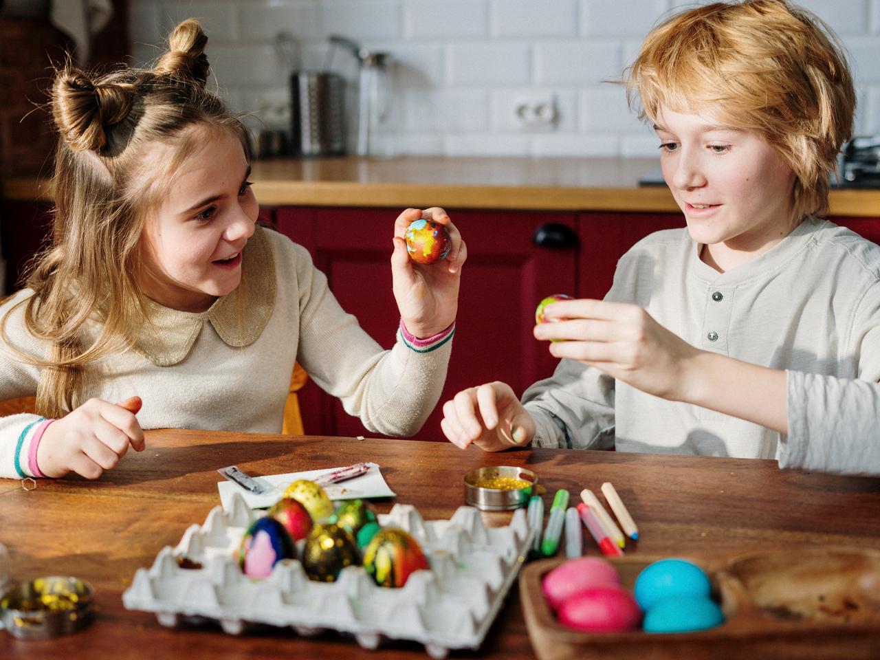 Życzenia wielkanocne. Krótkie wierszyki i śmieszne rymowanki dla rodziny i przyjaciół