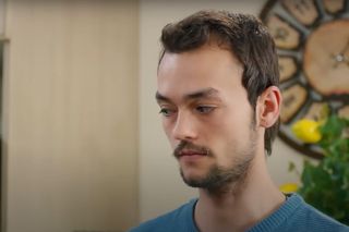 Alper zaczyna manipulować rodziną Kuzeya, by zostać w ich domu na stałe. Sili się to nie spodoba.