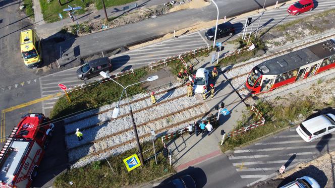 Kolizja na skrzyżowaniu w Będzinie. Kierująca fiatem utkwiła na torowisku 