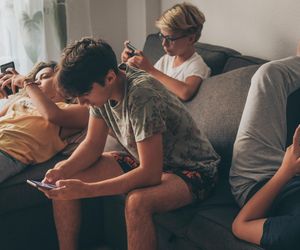  Smartfony to nowy alkohol. „Informacjami z internetu zasypujemy dziurę emocjonalną”