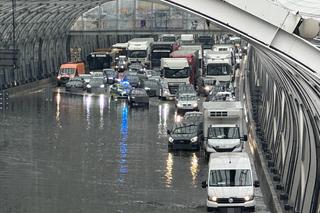 Warszawa totalnie zalana po gigantycznej ulewie. Wielki paraliż, całe miasto stanęło