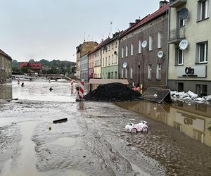 Powódź w Polsce. Miasta walczą ze skutkami powodzi. Dramatyczny widok