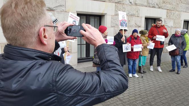 Protest przed sądem w Bydgoszczy. „Stoimy murem za niezawisłymi sędziami” 