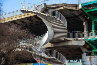 Kręte schody Mostu Gdańskiego w Warszawie