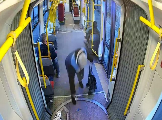 Szokujące sceny z tramwaju w Warszawie. Opublikowano właśnie nagranie. „Trzymaj się mocno”