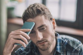 Mężczyzna w cyfrowej samotności - swipe, frustracja, cisza