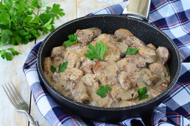 Wątróbka w jabłkach z tłuczonymi ziemniakami i fasolką z menu beszamel.pl DIETETYCZNIE