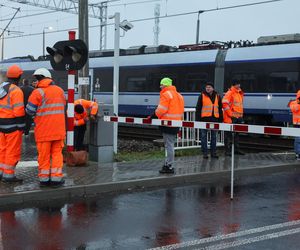 Na przejeździe kolejowym w msc. Nowa Sucha (pow. sochaczewski) doszło do zderzenia pociągu pośpiesznego z ciężarówką