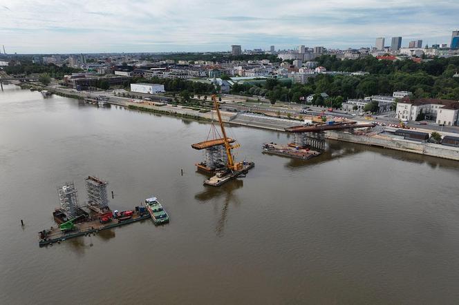 Kładka przez Wisłę w Warszawie: montaż ustroju nośnego