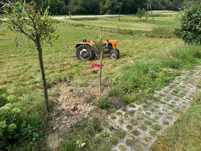 Zakliczyn: Pijany traktorzysta dachował i uciekł z miejsca zdarzenia