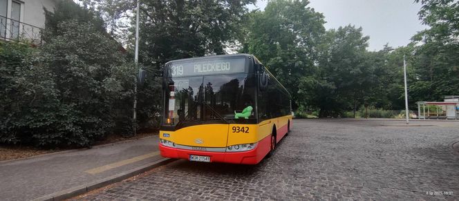  Jamnik za 799 złotych! Kierowczyni autobusu w Warszawie ukarana za maskotkę na szybie. „Chcę walczyć z tym absurdem”