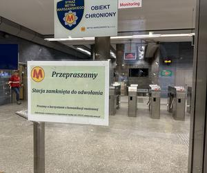 Horror w metrze! Stacja Ratusz Arsenał zamknięta. Pasażer rzucił się pod nadjeżdżający pociąg. Nie żyje