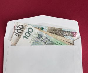 Pamiętacie o podatku od prezentów? Fiskus może zainteresować się kopertami [KWOTY]