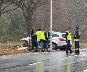 Po uderzeniu w drzewo, z auta wypadł silnik. Kierowca nie miał szans. Zginął na miejscu