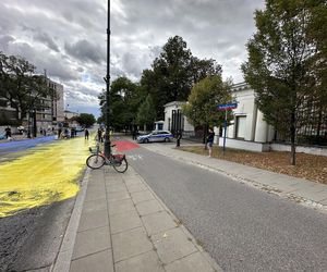 Żółto-niebieska niespodzianka dla rosyjskich dyplomatów. Barwy Ukrainy na asfalcie przed ambasadą Rosji