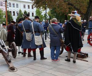 Salwy armatnie w centrum Lublina. Tak wyglądała inscenizacja historyczna na pl. Litewskim