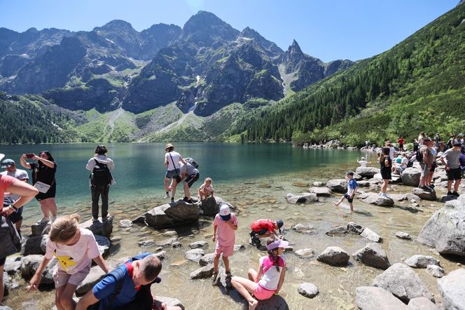 Turyści w drodze na Morskie Oko
