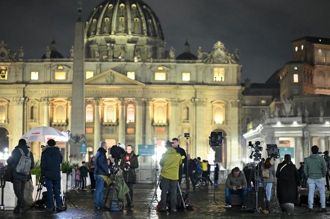 Watykan. Modlitwa o zdrowie papieża Franciszka na placu Świętego Piotra