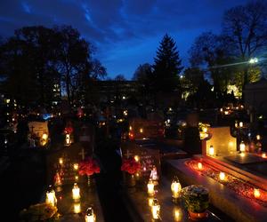 Tak wygląda Cmentarz Starofarny w Bydgoszczy po zmroku w przeddzień Święta Zmarłych. Zobacz zdjęcia