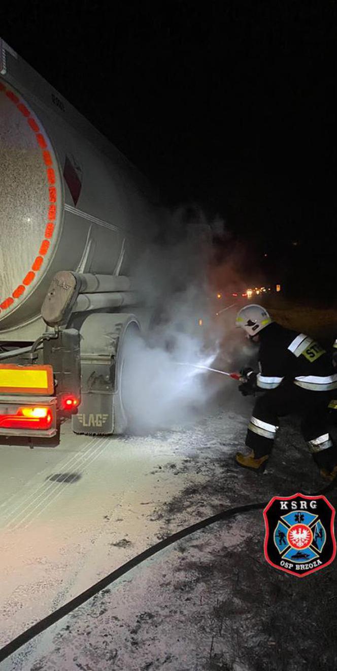 Cysterna po paliwie stanęła w ogniu. Z pomocą ruszyli strażacy 