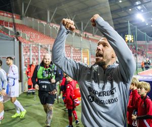 Lukas Podolski nie zagrał przeciwko Widzewowi. Już wiadomo, dlaczego. Jan Urban wszystko wyjawił