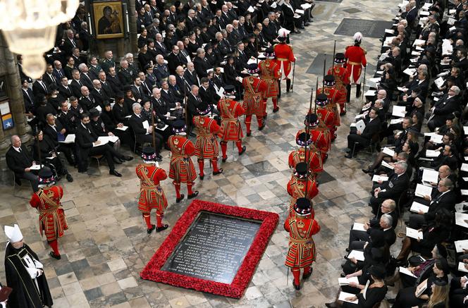 Trumna z Królową przybyła do Westminsteru