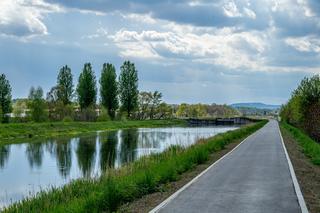 Malownicza ścieżka na Kanale Łączańskim
