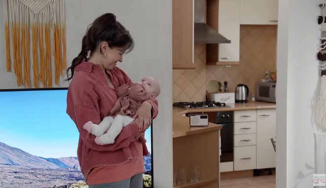 Pierwsza miłość odc. 4041. Lilka (Sylwia Sokołowska), jej córka Pola