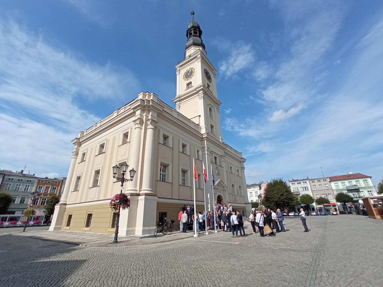 Ratusz po remoncie w 100 rocznicę powrotu Leszna do Macierzy. Dzisiaj (24.09) odnowiony, najważniejszy budynek w Lesznie został oficjalnie oddany do użytku [ZDJĘCIA]