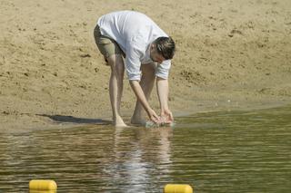 Poseł Śmiszek wykąpał tylko kolana 