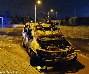 Tychy: Pożar samochodu na rondzie