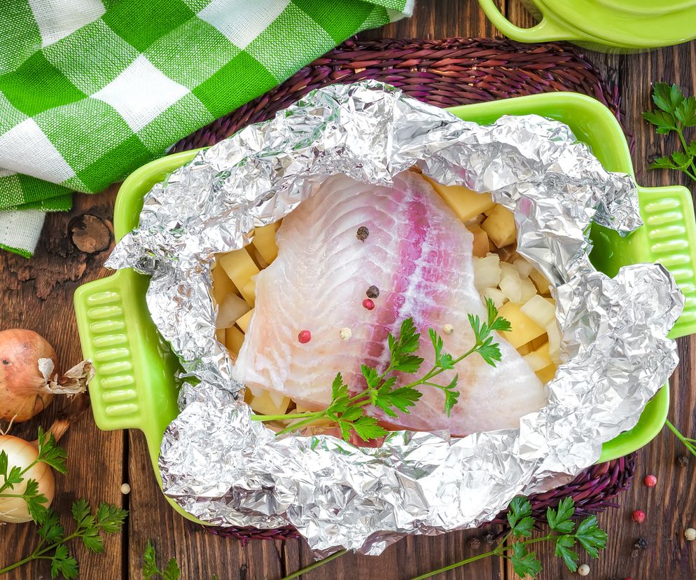 Folia aluminiowa w kuchni: jak prawidłowo używać folii aluminiowej?