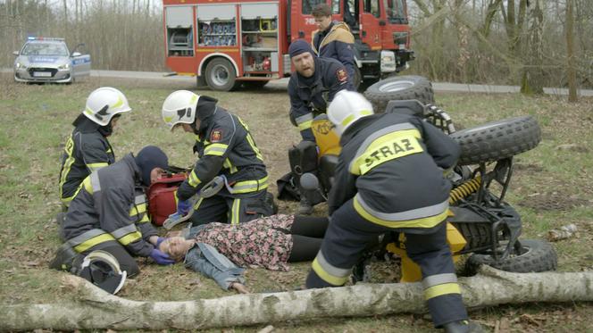Remiza. Zawsze w akcji, odcinek 5 - opis, streszczenie: Daria błaga strażaków o pomoc dla siostry, która chce się zabić