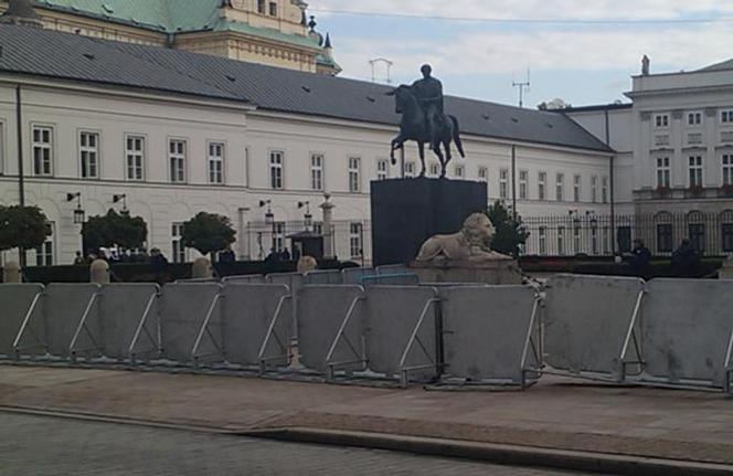 Krzyż zniknął sprzed Pałacu. Gdzie jest krzyż?