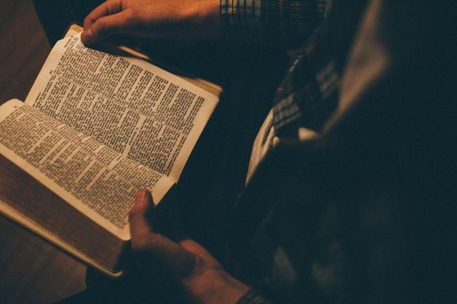 Wyrok sądu oburzył wierzących mieszkańców. Poszło o... czytanie Biblii 