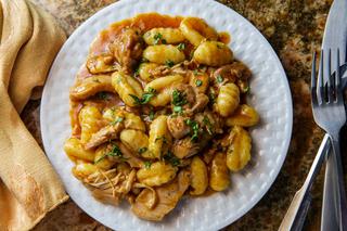 Gulasz z udek kurczaka z gotowymi gnocchi: przepis na obiad w 15 minut